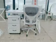 Ofisi Nyeupe ya Kisasa - Meza, Kabati, Kiti cha Ergonomic - 2
