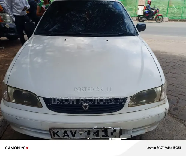 Toyota Corolla 1998 White - 1