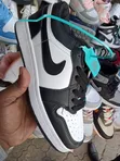 Nike SB Dunk Low Sneakers (Nyeusi na Nyeupe) - 1