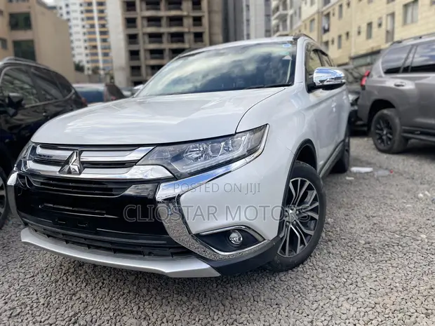 Mitsubishi Outlander LE FWD 2018 White - 1
