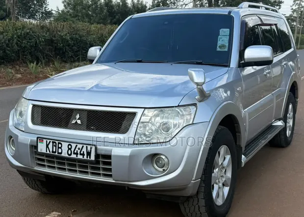 Mitsubishi Pajero Exceed 2015 Silver - 1