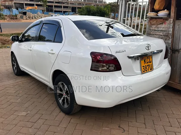 Toyota Belta 2011 Nyeupe - 1