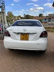 Toyota Belta 2011 Nyeupe - 2
