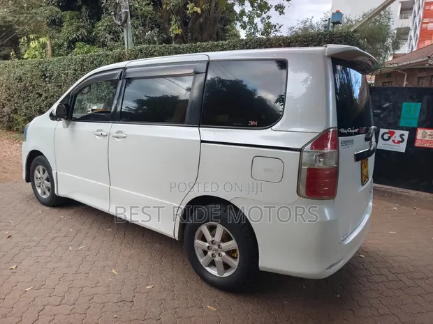 Toyota Noah 2.0 2010 White (8 Seater) - 1
