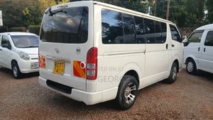 Toyota HiAce 2011 - 14 Seater Bus