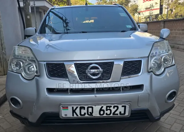 Nissan X-Trail 2010 Silver - 1