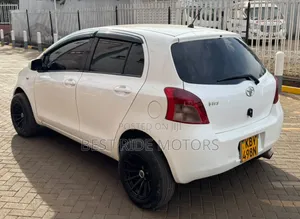 Toyota Vitz 2007 Nyeupe