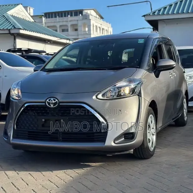 Toyota Sienta 1.5 FWD 2021 Gray Minivan - 1