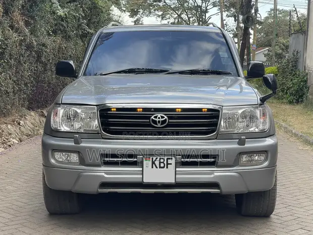 Toyota Land Cruiser 100 Series 2005 Silver - 1