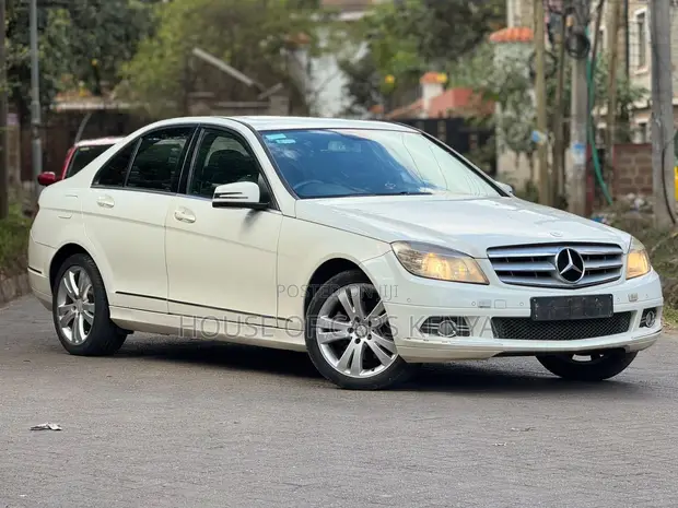 Mercedes-Benz C300 2011 White - 1