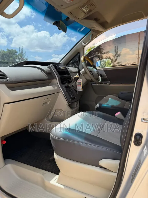 Toyota Noah 2009 Silver - 1