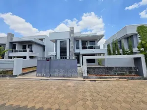 Nyumba ya Vyumba 4 vya Kulala Vyote Vikiwa na Bafu Zao, na DSQ Amalia Estate, Old Junction