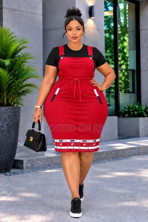 Gauni la T-Shirt na Dungaree Jipya Kabisa