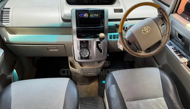 Toyota Noah 2008 Nyeusi - 1