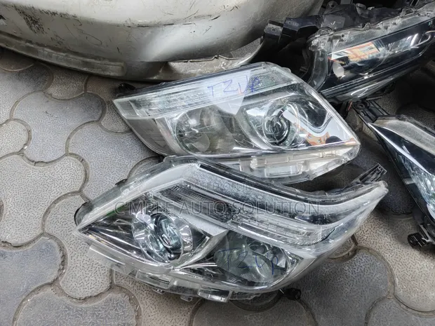 Toyota Noah ZR80 Headlights (2015/2017 Model) - Each - 1