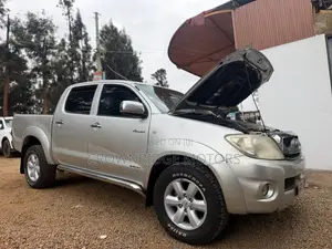 Toyota Hilux Invincible 2012