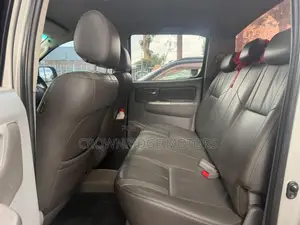 Toyota Hilux Invincible 2012