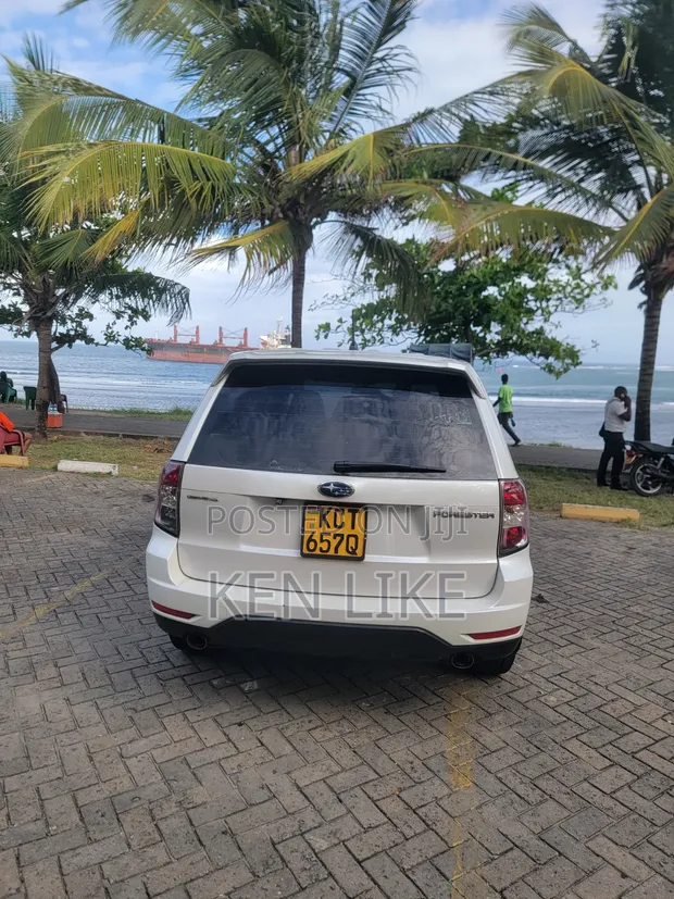 Subaru Forester 2012 White - 1