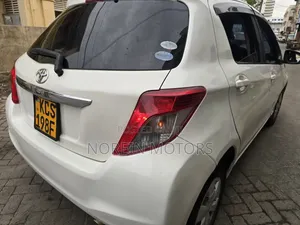 Toyota Vitz 2012 Nyeupe