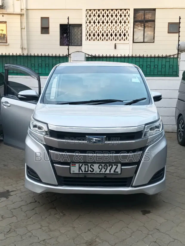 Toyota Noah 2018 Silver - 1