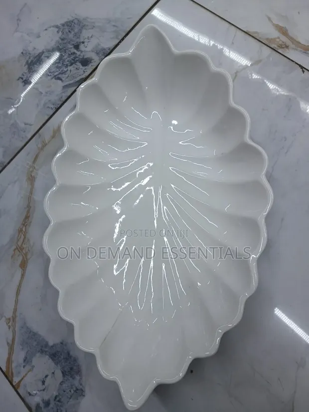 Elegant Leaf-Shaped Serving Bowl - 1