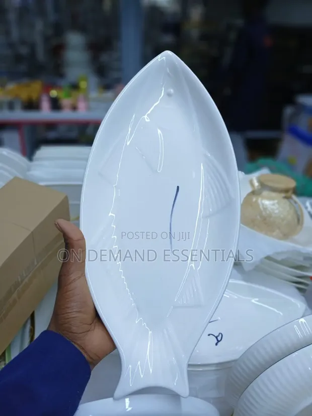 Elegant Fish-Shaped Ceramic Serving Plate - 1