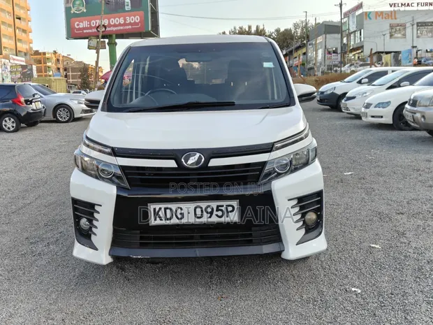 Toyota Voxy 2015 Nyeupe - 1