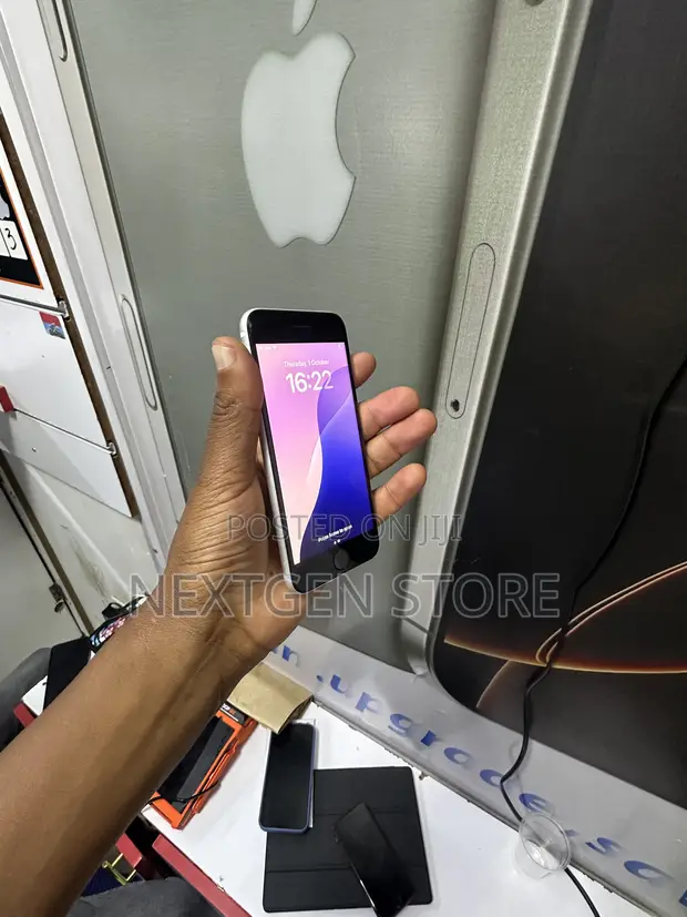 Apple iPhone SE (2020) 64GB White - 1