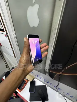 Apple iPhone SE (2020) 64GB Nyeupe