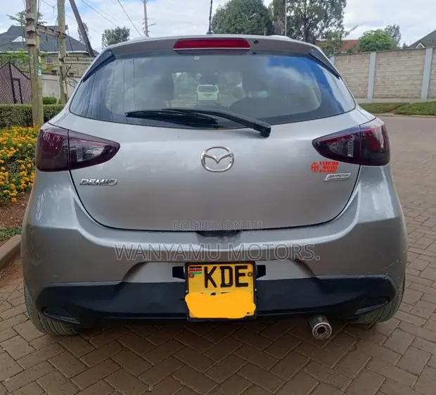 Mazda Demio 2015 Nyeupe - 1