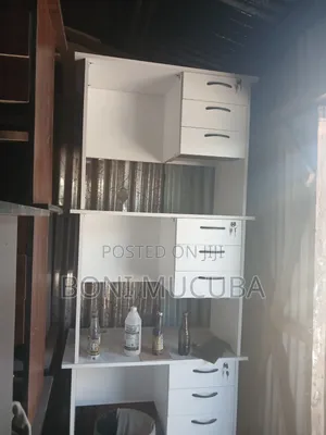 Meza Mpya za Ofisi