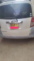Toyota Ractis 2009 Nyeupe - 1