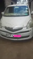 Toyota Ractis 2009 Nyeupe - 2
