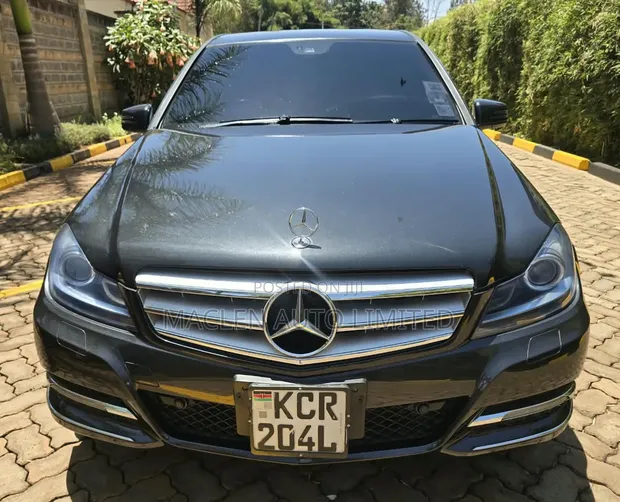 Mercedes-Benz C200 2011 Black - 1