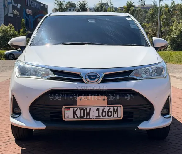 Toyota Axio 2018 Nyeupe Hybrid - 1