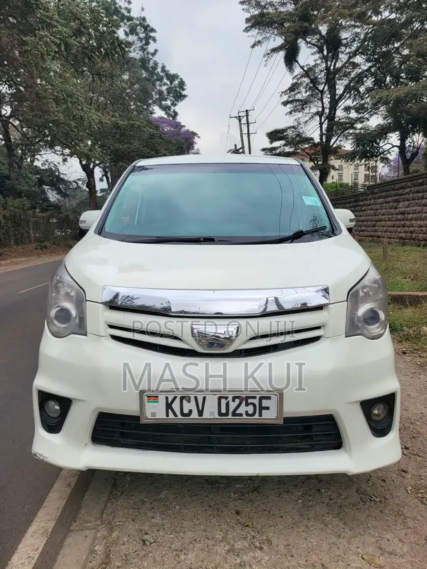 Toyota Noah 2012 Nyeupe - 1