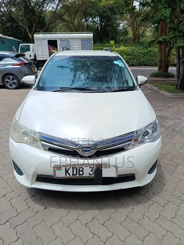 Toyota Corolla Fielder 1.5 Hybrid FWD 2014 - 1