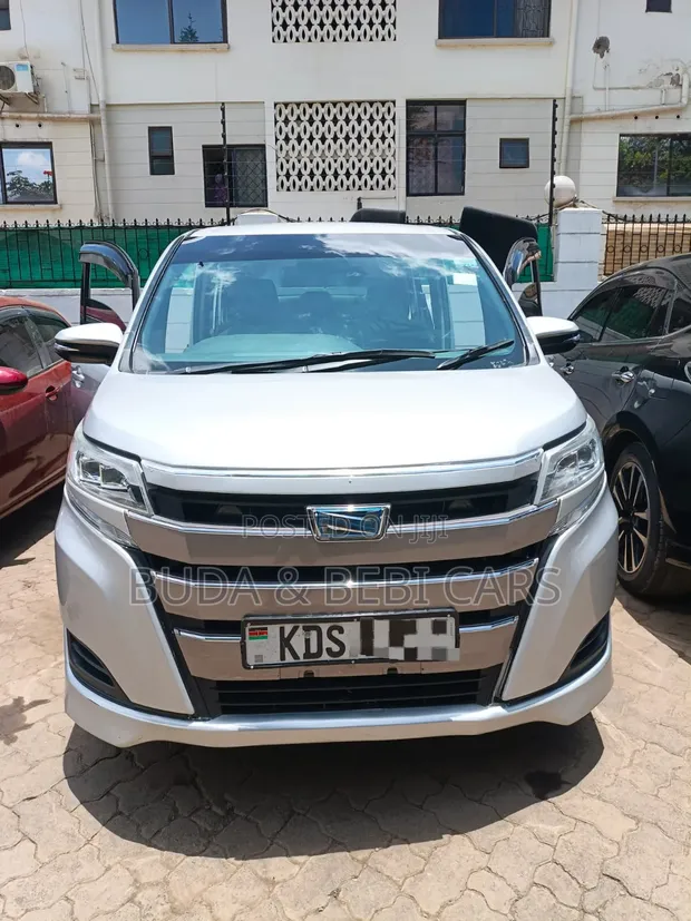 Toyota Noah 2018 Kijivu - 1