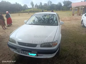 Toyota Corolla 1.3 Sedan 1996 Nyeupe