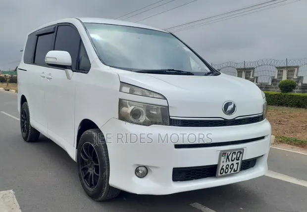 Toyota Voxy 2010 Nyeupe - 1