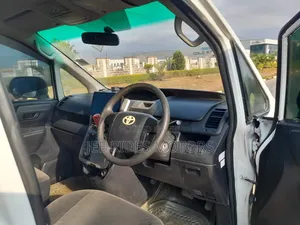 Toyota Voxy 2010 Nyeupe