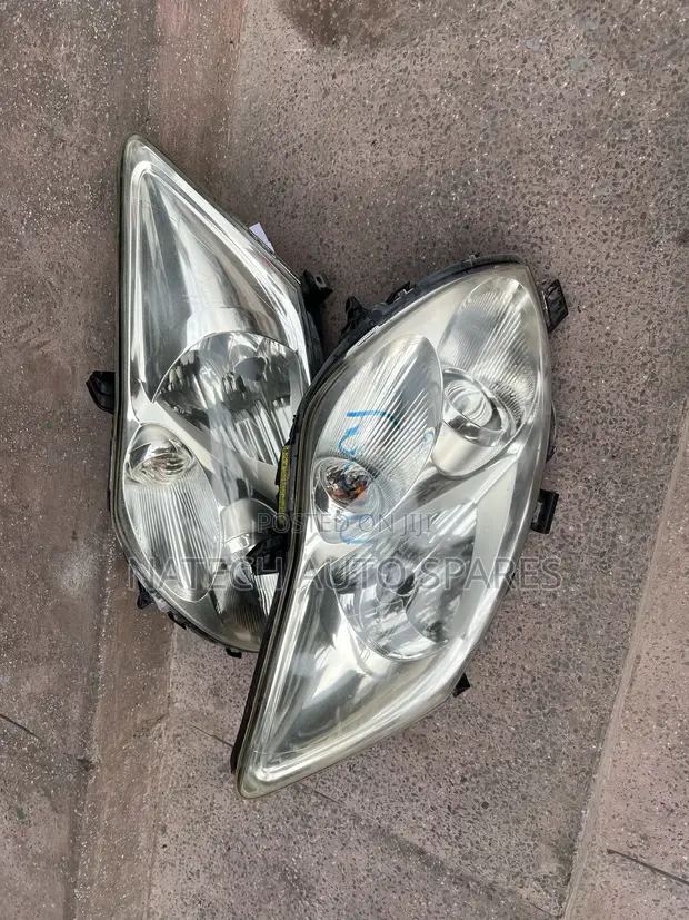 Toyota Auris Xenon Headlights (Used) - 1