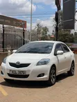 Toyota Belta 2010 Nyeupe - 2