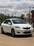 Toyota Belta 2010 Nyeupe - 4