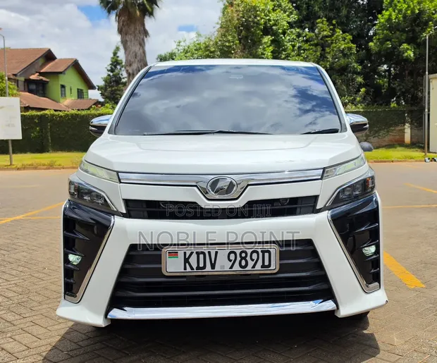 Toyota Voxy 2018 Pearl - 1