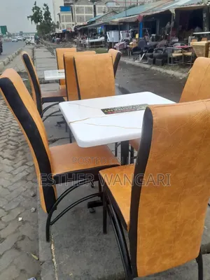 Seti ya Viti Vinne vya Kahawia na Meza