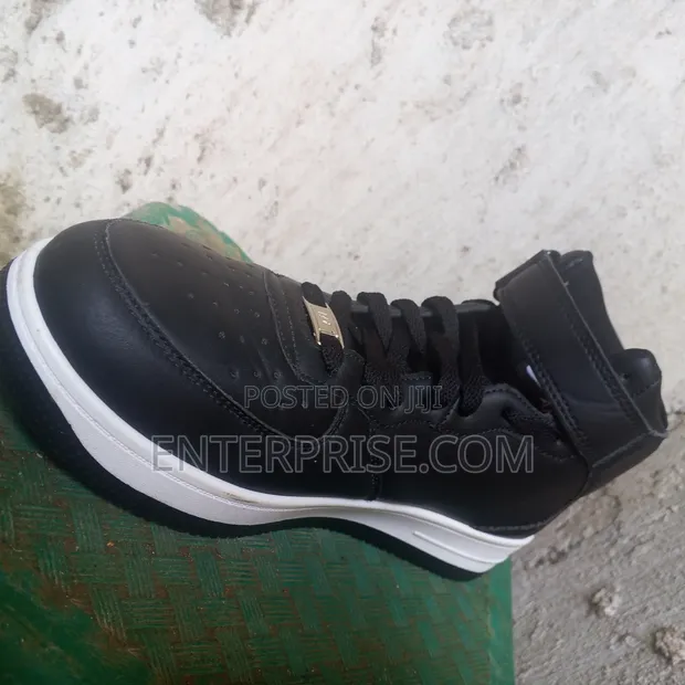 Nike Air Force 1 Mid Nyeusi - 1