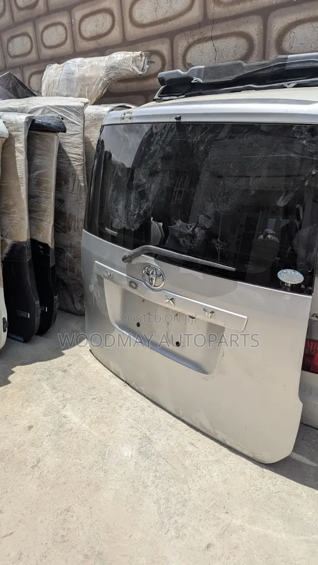 Toyota Noah/Voxy Boot 2008-2012 - 1