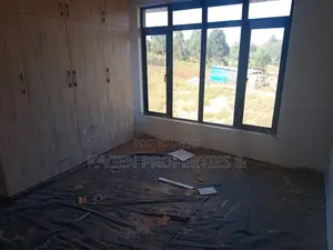 Townhouse/Terrace ya Vyumba 4 Karai Inauzwa