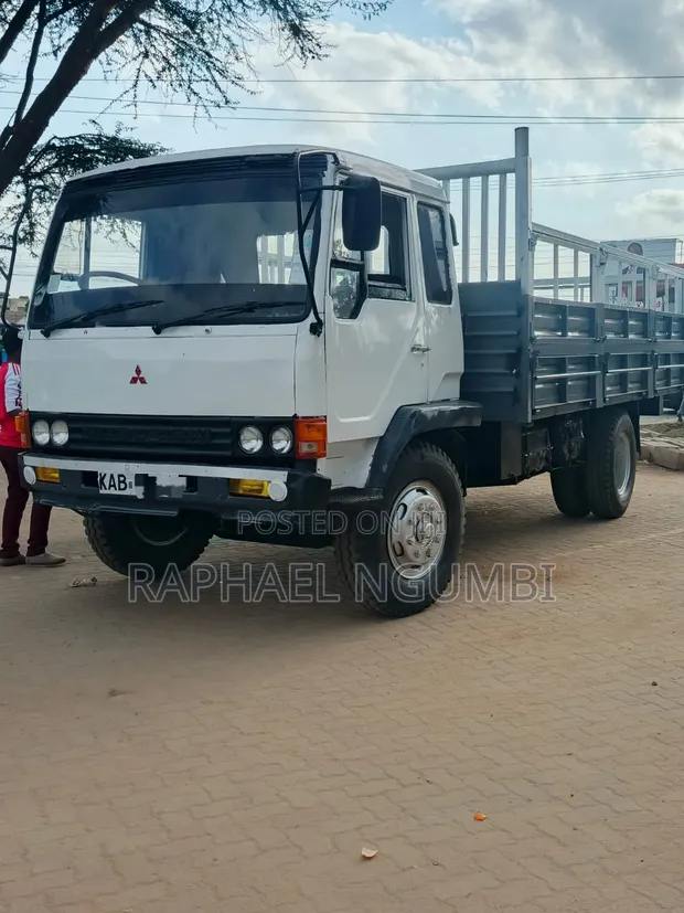 Mitsubishi Fuso Fighter Truck 1995 White - 1